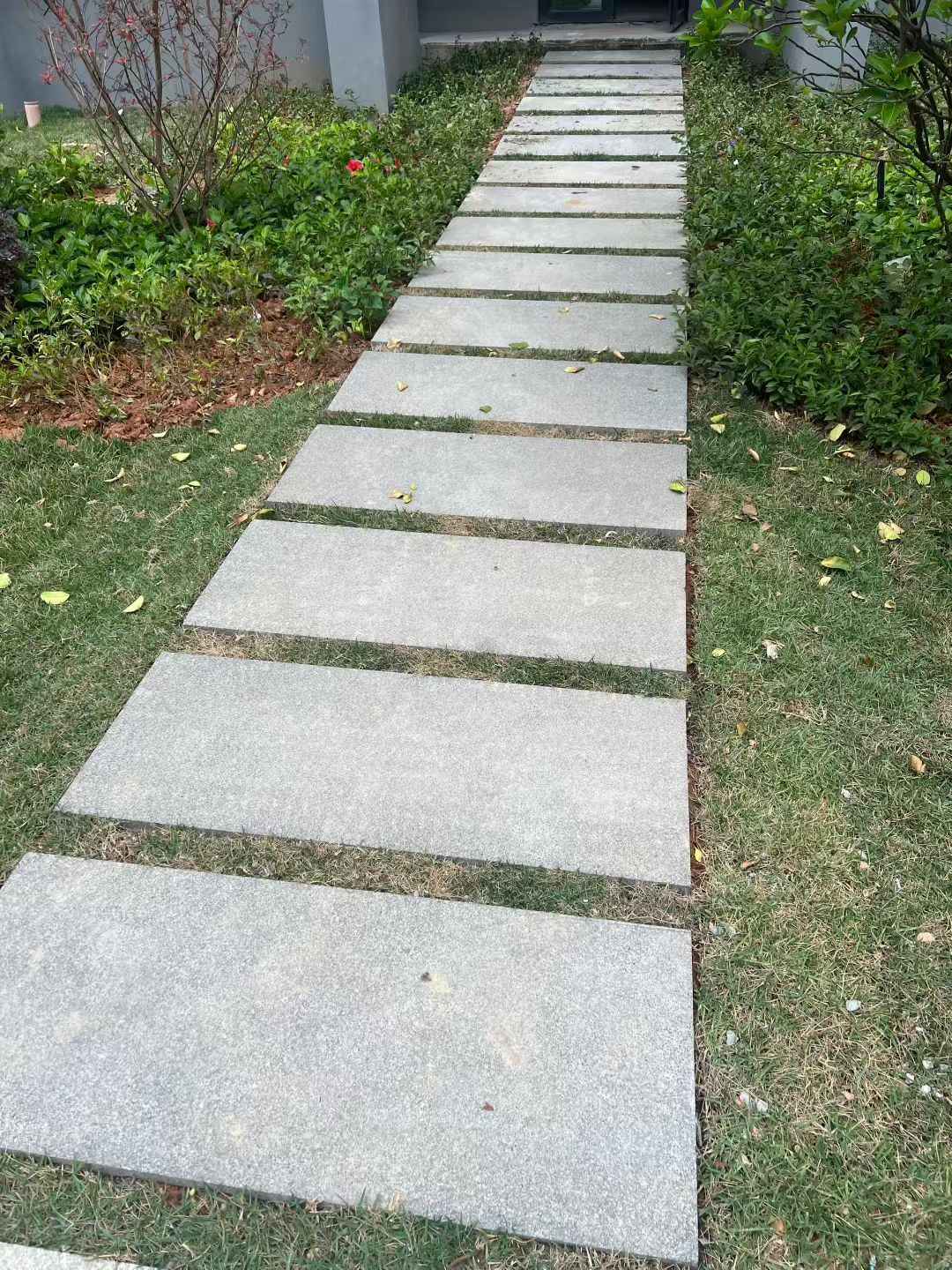 临沧 芝麻黑小区踏步、汀步石铺装效果