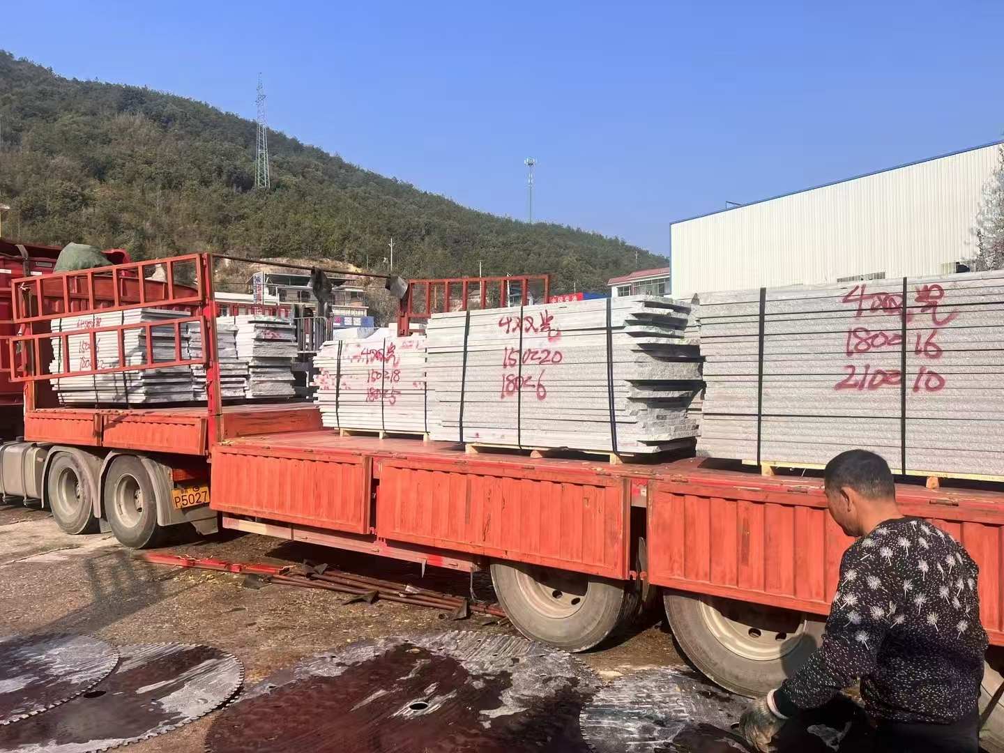 临沧 芝麻灰花岗岩光面毛板出货日常