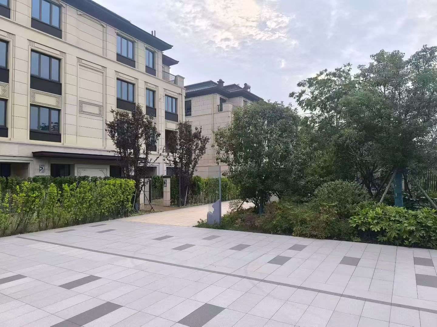 临沧 芝麻白与芝麻白搭配铺装，尺寸1200*600